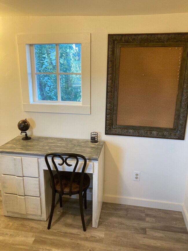 Building Photo - 405 W Aspen Ave