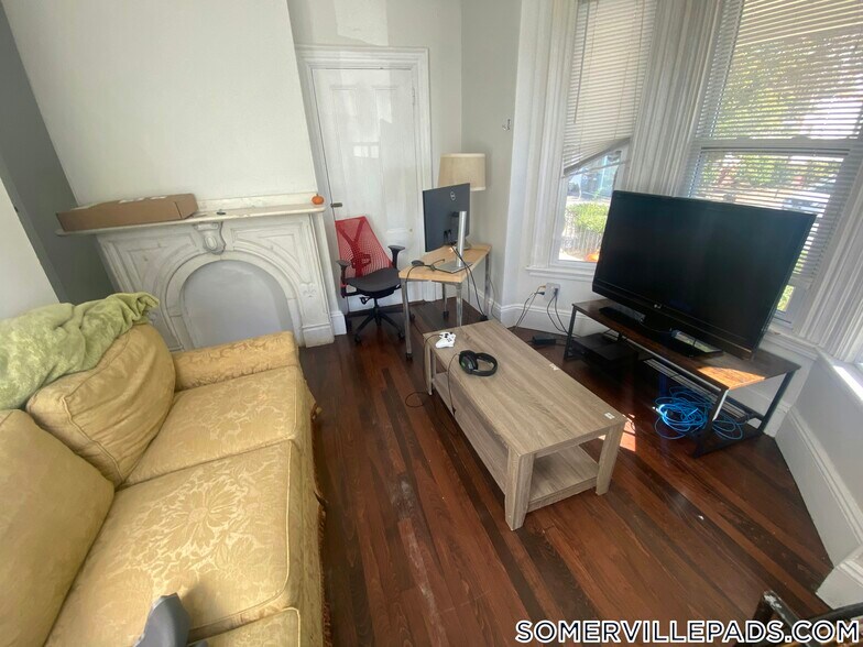 Building Photo - 76 Curtis St
