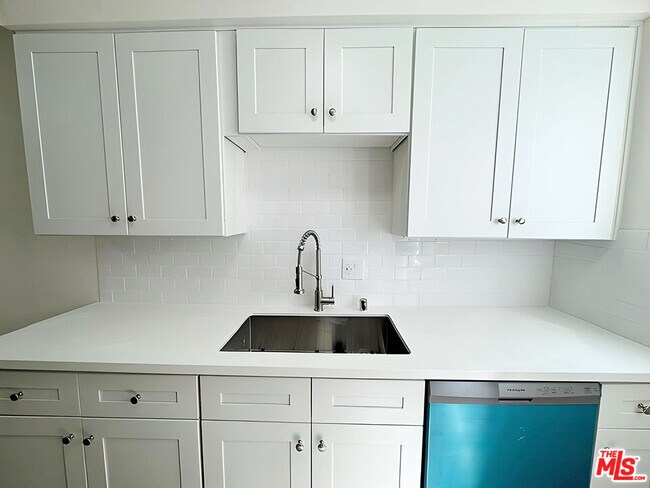 Building Photo - 5030 W Maplewood Ave