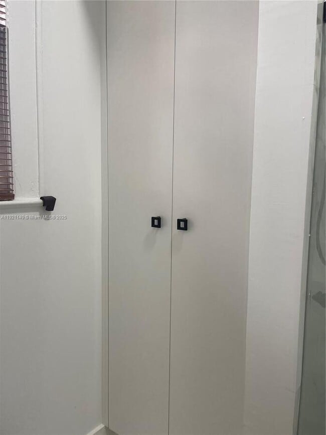 Building Photo - 27 NE 49th St