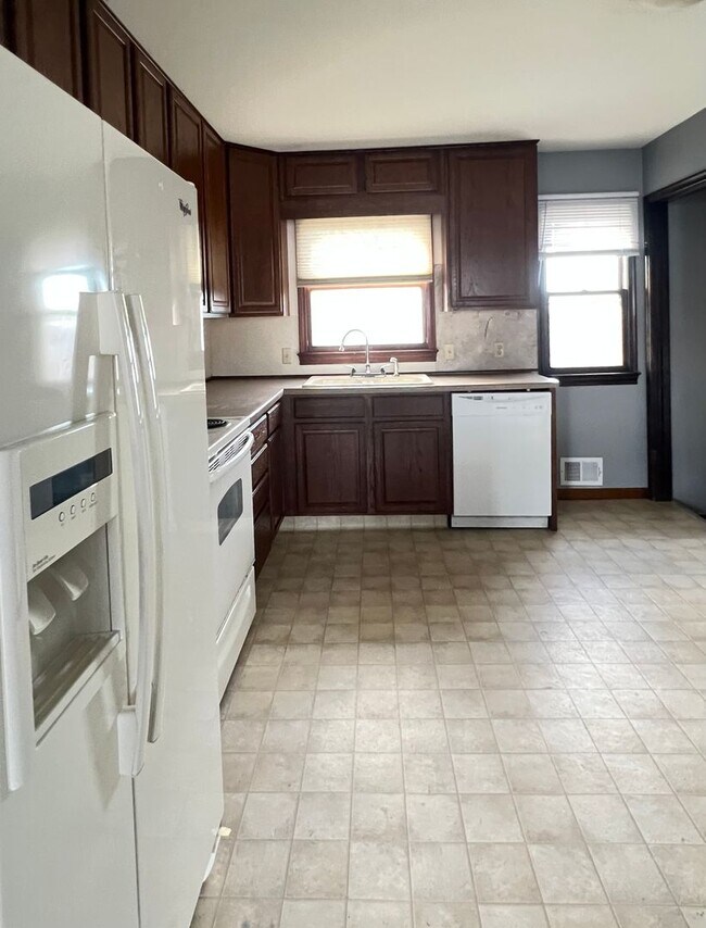 Building Photo - Beautiful walk-out ranch!