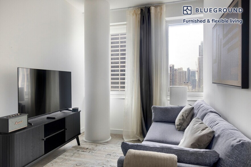 Building Photo - 70 W 45th St