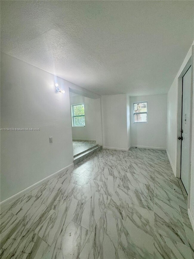 Building Photo - 526 SW 7th Ct