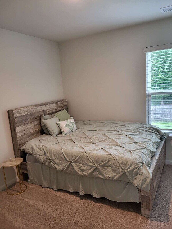 Building Photo - "Spacious Fully Furnished 4-Bedroom Townhouse in Summerville with 3 Full Baths – Your Perfect Fam...