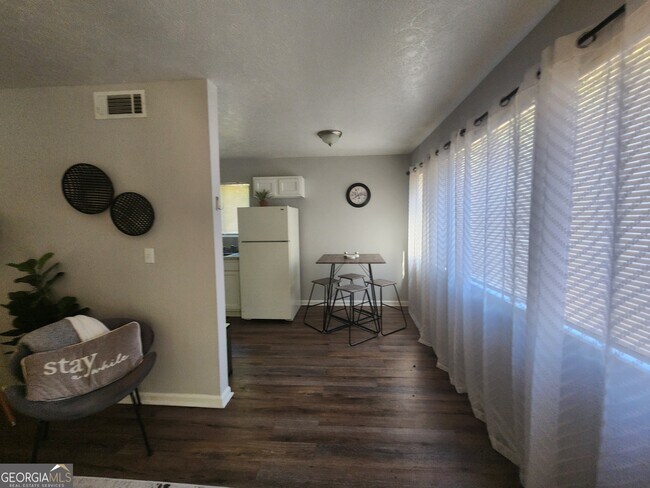 Building Photo - 917 Oakview Ave