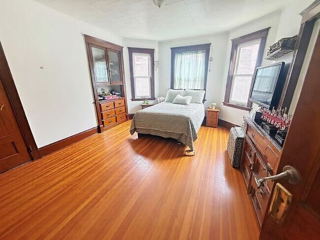 Building Photo - Spacious Unit in Allston