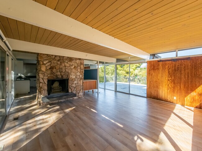 Building Photo - 1404 Oak Grove Dr