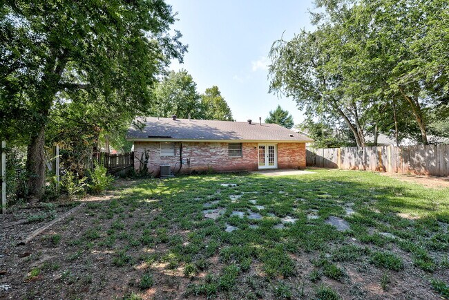 Building Photo - 1627 Surrey Dr