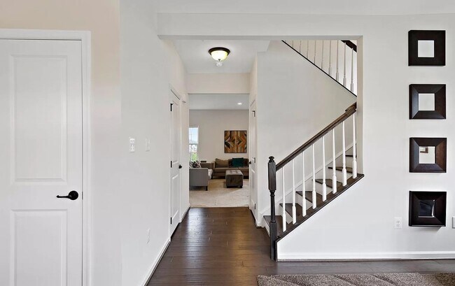 Building Photo - Beautifully maintained SFH in convenient F...
