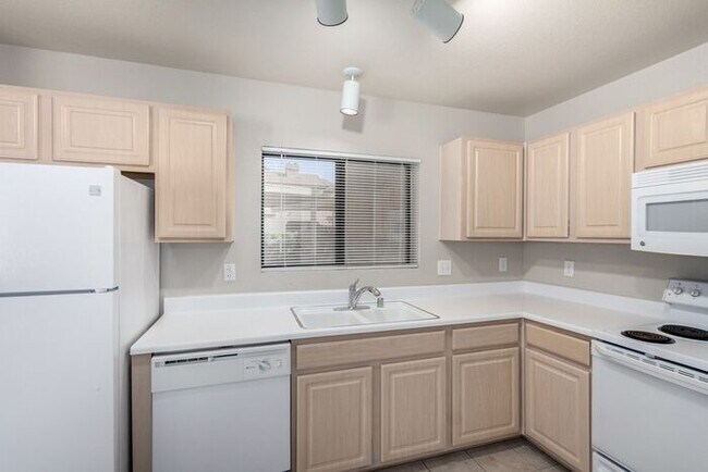Building Photo - 2-bedroom 2 bath condo in Gated Community ...