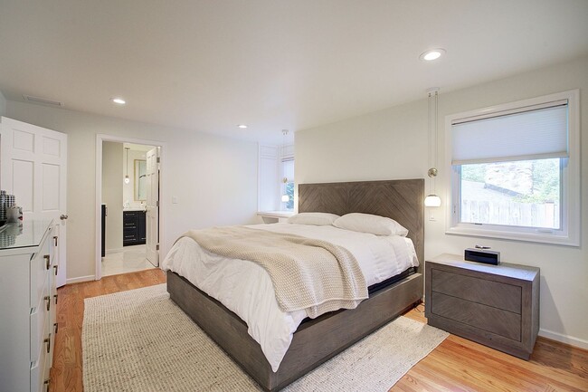 Building Photo - 5bd/2.75ba Mercer Island Home