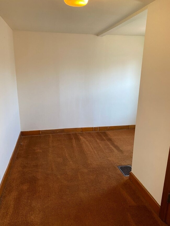 Building Photo - Two Bedroom House in Alton