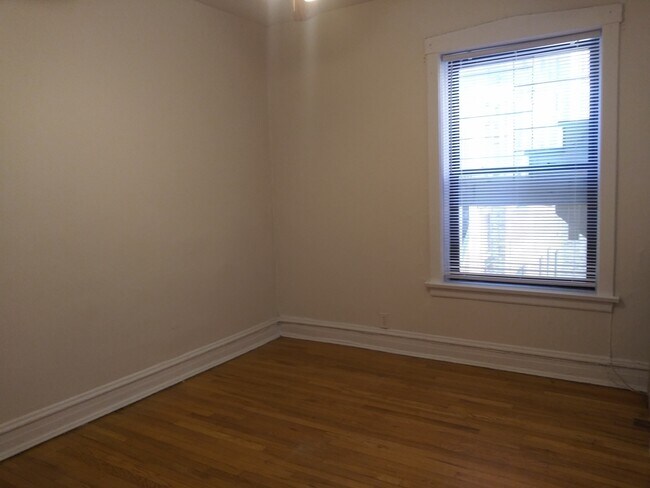 Building Photo - 709 W Cornelia Ave