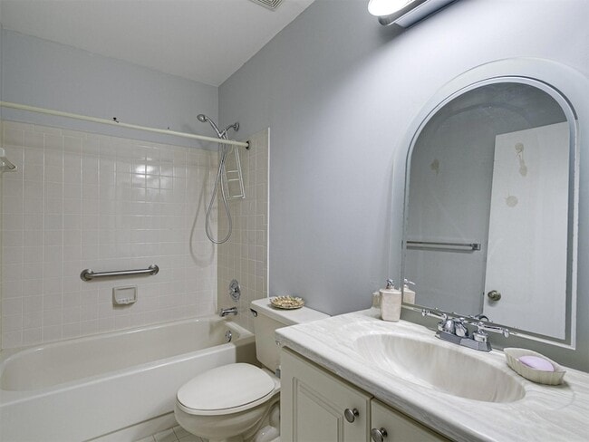 Building Photo - 556 Woodgate Cir