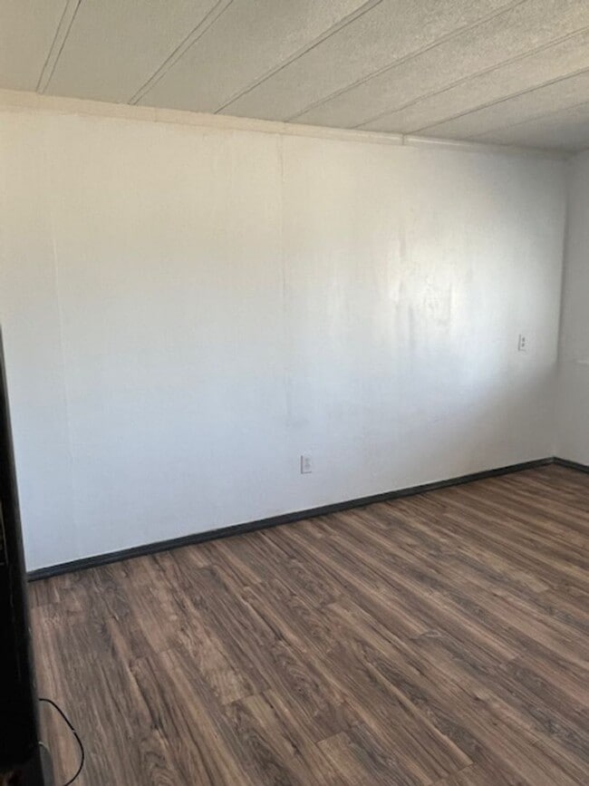 Building Photo - Cozy 2 Bedroom
