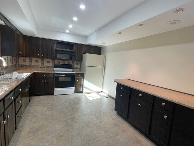 Building Photo - Baker Woods Home!