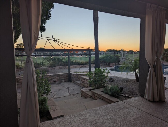 Building Photo - 4 Bedroom 2.5 Bath w/3 Car Garage in Super...