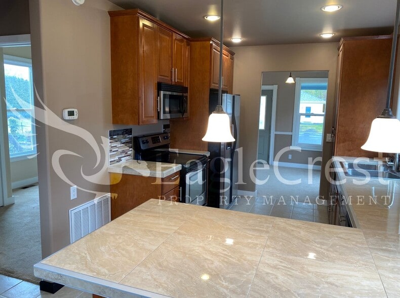 Building Photo - Charming 2 Bedroom Home With 1 Car Garage and A Covered Porch