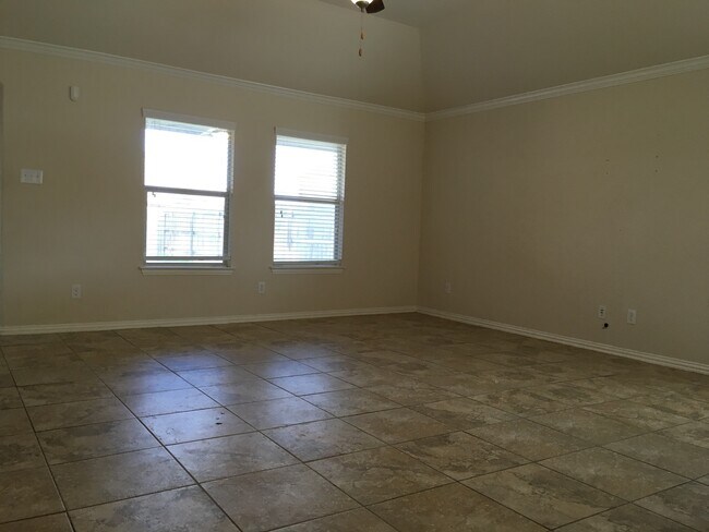 Building Photo - Great Open Floor Plan in Buda