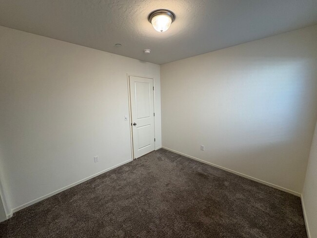 Building Photo - Beautiful Visalia Home Available Now!