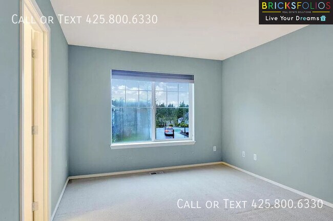 Building Photo - Dream Kitchen, Dual Fireplaces: Find Your Stylish Sanctuary in Redmond Ridge.