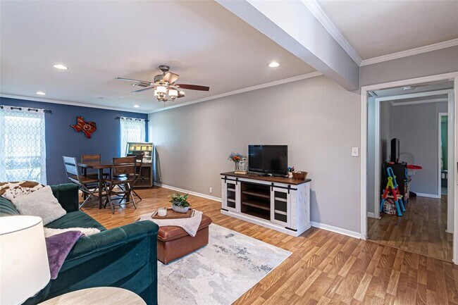 Building Photo - 5611 Winding Way Dr