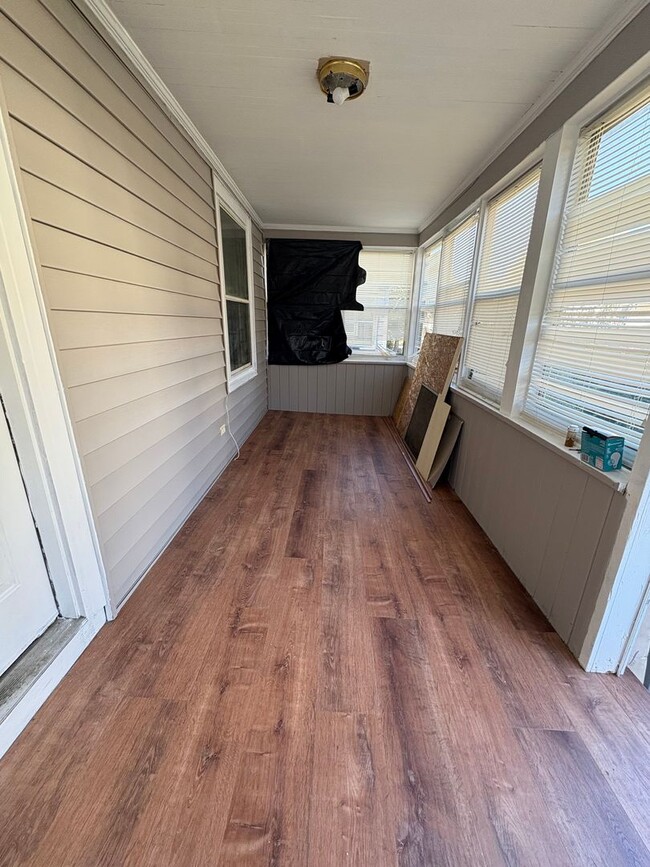 Building Photo - Three Bedroom Single Family Home!