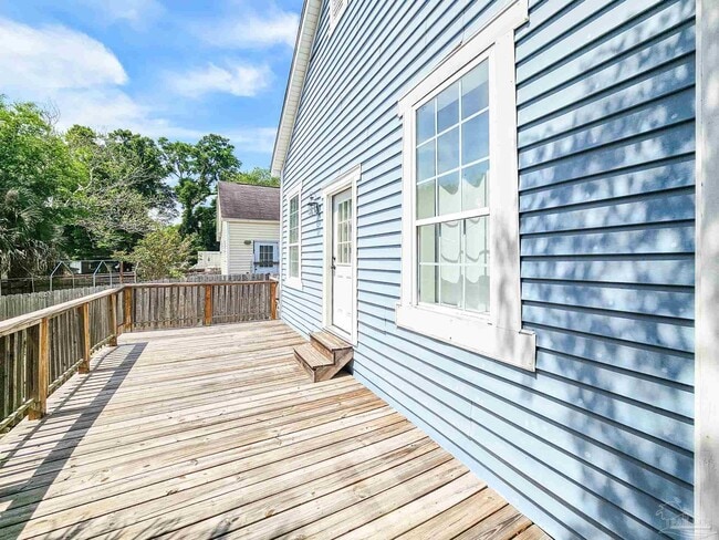 Building Photo - 919 E La Rua St