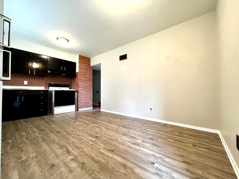 Building Photo - 880 Gladiola Dr