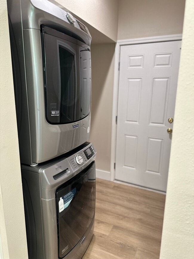 Building Photo - Remodeled Downtown Home!