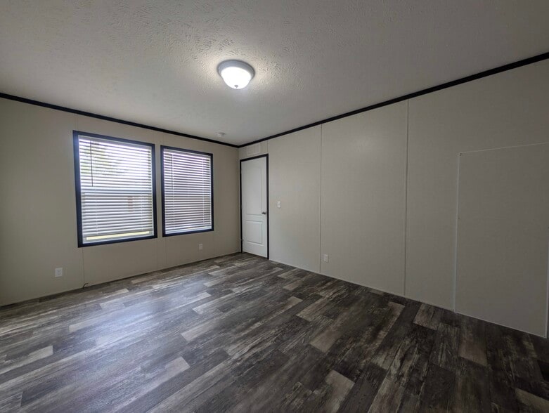 Building Photo - 15881 Villaire Ave