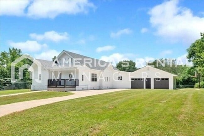 Building Photo - Room to Roam: Expansive Home with Screened Porch - Coming Soon!!