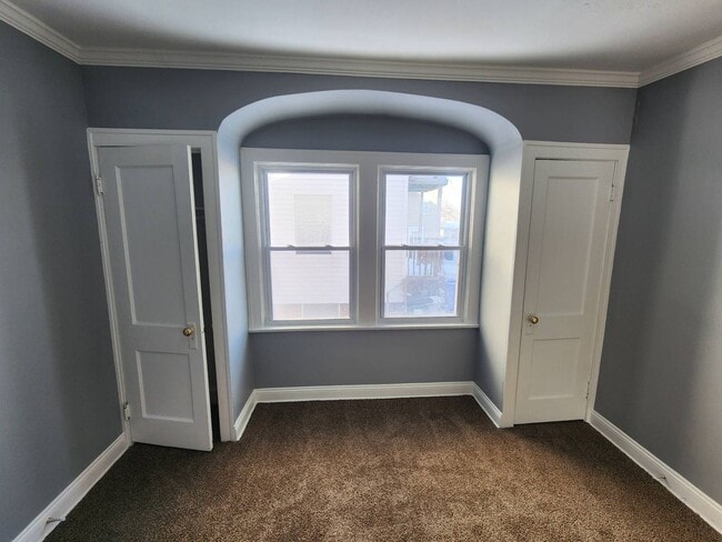 Building Photo - Charming 5-Bedroom Property in Prime Location