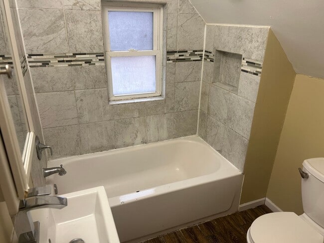 Building Photo - 3 Bedroom House