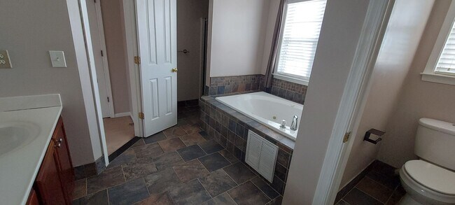 Building Photo - Beautiful home in GREAT location