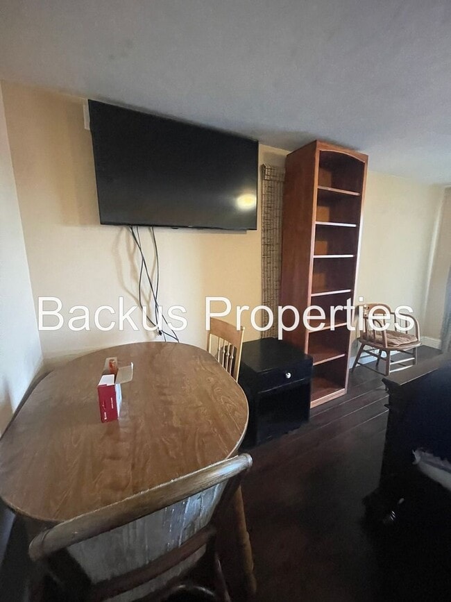 Building Photo - Wonderful partially furnished upper Seaside unit