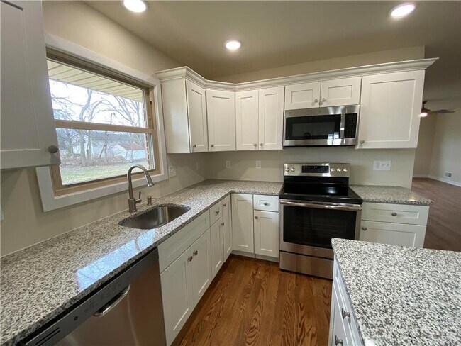 Building Photo - 124 Robert Dr