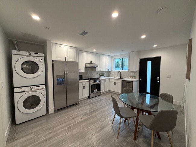 Building Photo - 3020 Normandie Ave