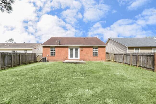 Building Photo - 3 Bedroom, 2 Bath Home with Fully Fenced Yard – Pet Friendly!