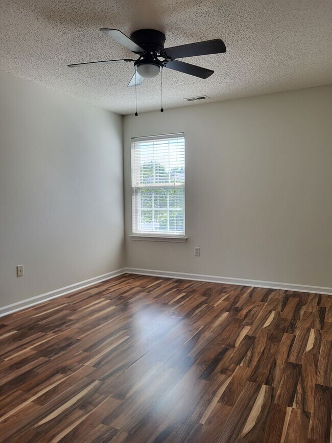 Building Photo - 3 bedroom home in Highland Creek