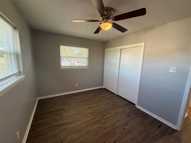 Building Photo - 176 W Sweetbriar Dr