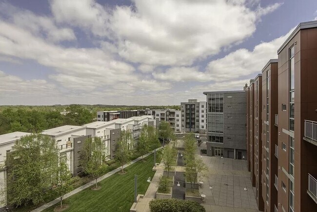 Building Photo - 1 Bed/1 Bath Condo at 5th and Main, Assigned Parking, Washer/Dryer/Covered Balcony