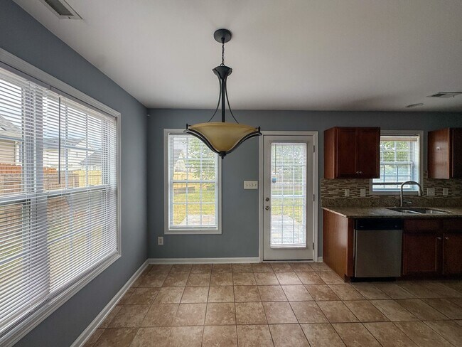 Building Photo - Spacious 3 Bed 2.5 Bath Home with Fenced Backyard