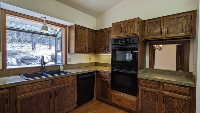 Building Photo - Beautiful 5 Bed, 3.25 Bath Broadmoor Home!