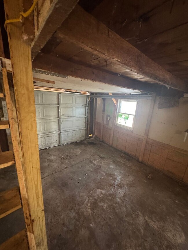 Building Photo - 2 bedroom 1 bath house with 1 car garage