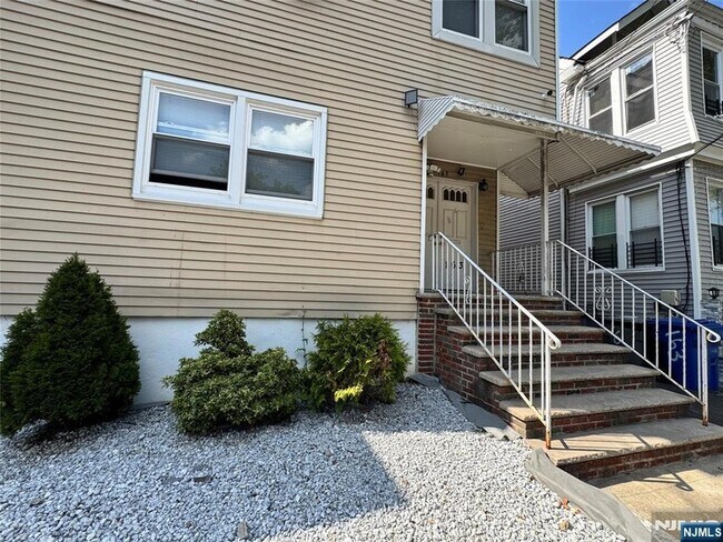 Building Photo - 163 Linden Ave