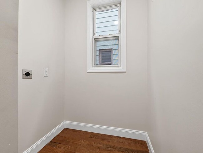 Building Photo - 3-Bedroom Gem with Modern Comfort in Bayonne – 1300 Sq. Ft. of Urban Living!"
