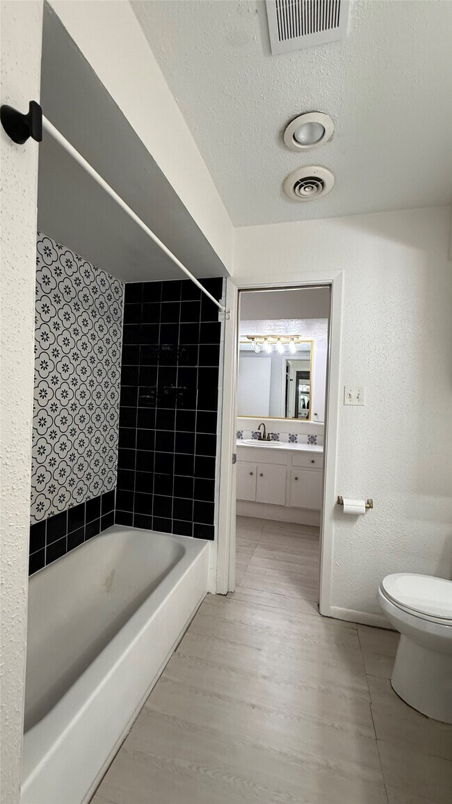 Building Photo - 2744 Briarhurst Dr