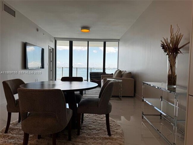 Building Photo - 700 NE 24th St