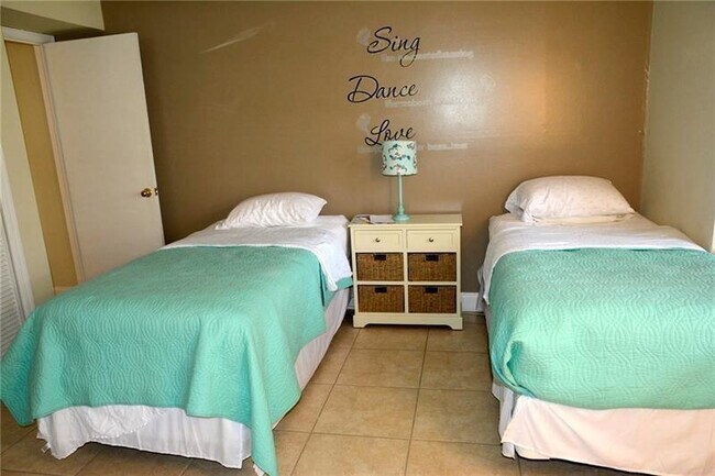 Building Photo - 6499 Bay Club Dr